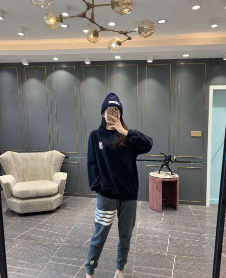 灰色裤子配什么颜色上衣好看