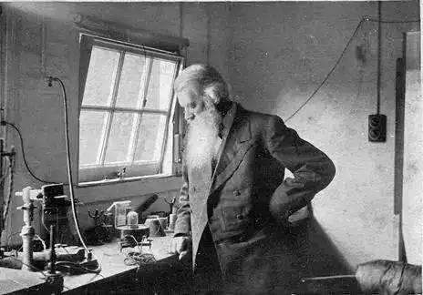 电灯是谁发明的