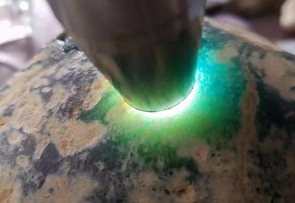 翡翠原石长在哪里