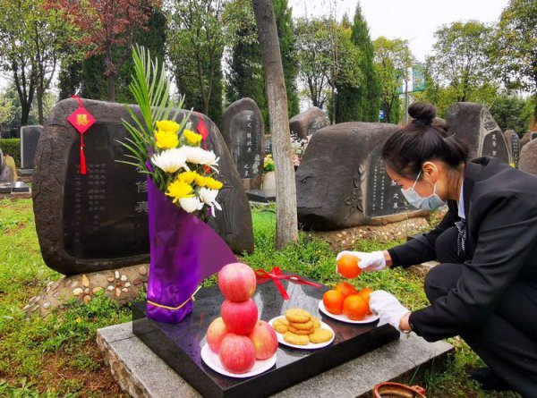 骨灰盒下葬红布要不要拿掉