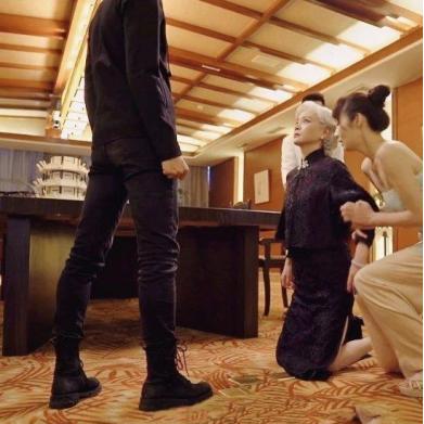 霍仙姑为什么跪张起灵