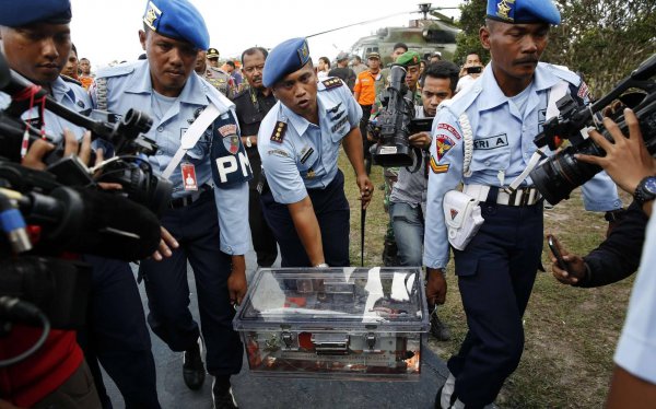 飞机上为什么叫黑匣子