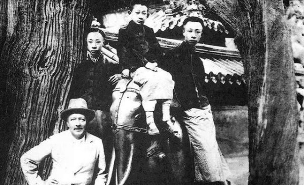 末代皇后婉容和侍卫是真的吗