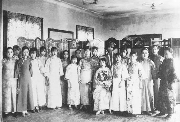 末代皇后婉容和侍卫是真的吗