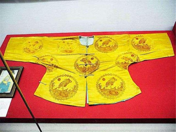 清朝和珅有几件黄马褂