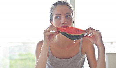 经常偶遇眼神对视但不说话 真正的爱情眼神对视就有了