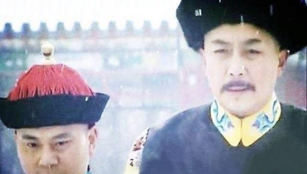 张五哥为什么要去给十三爷守墓