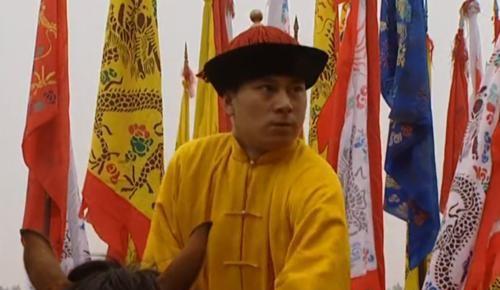 张五哥为什么要去给十三爷守墓