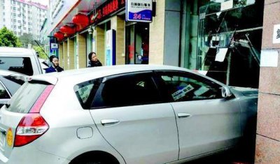 怎么避免把油门当刹车 油门和刹车的位置区分最重要