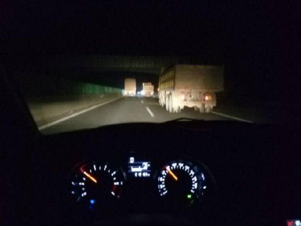 夜间行车远光灯不会灯违反交规