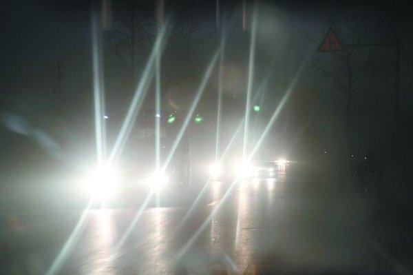 夜间行车远光灯不会灯违反交规