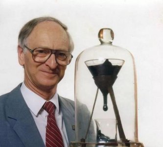 著名的沥青滴落实验原理及意义 证明沥青是液体的实验