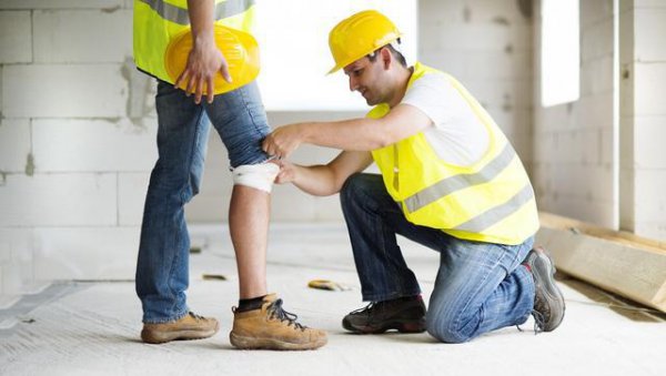 工人受伤是包工头还是房主的责任