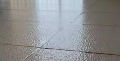 农村老房子地砖返潮怎么处理 屋里地面瓷砖长期返潮妙招