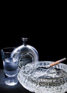 烟灰缸里永远不要倒水的说法 不能倒水原因与说法讲究