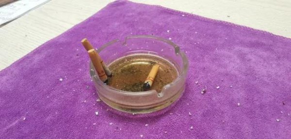 烟灰缸里永远不要倒水的说法