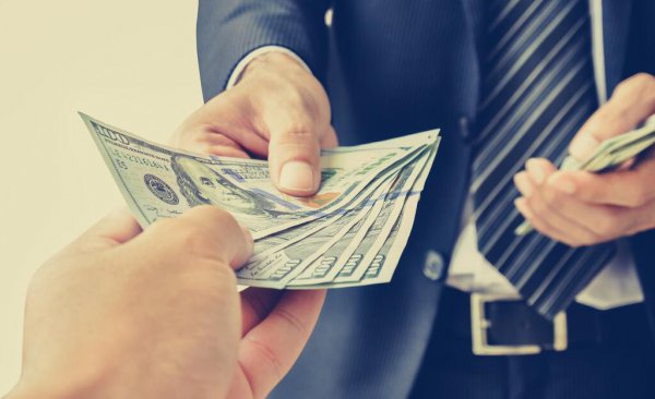 一个多年不联系的女同学突然找你借钱