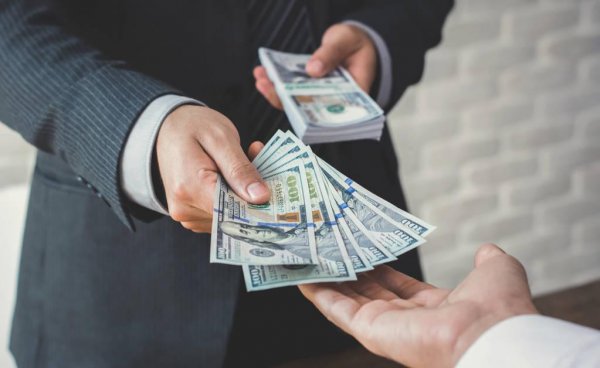 一个多年不联系的女同学突然找你借钱