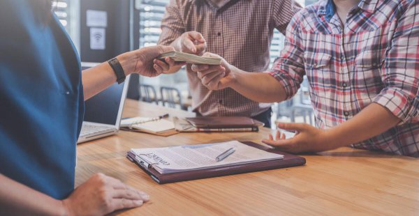 一个多年不联系的女同学突然找你借钱