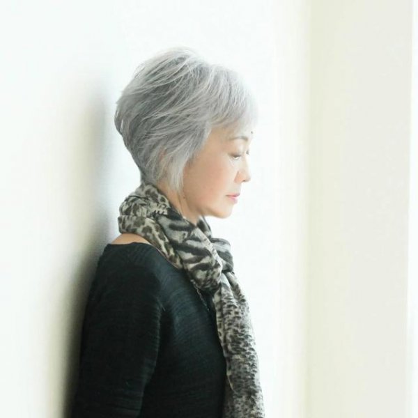 60岁满头白发染发漂亮吗