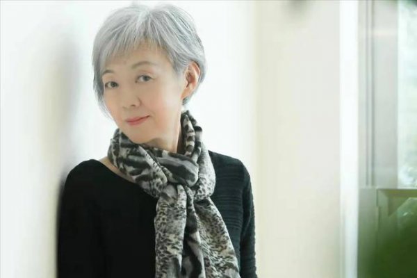 60岁满头白发染发漂亮吗