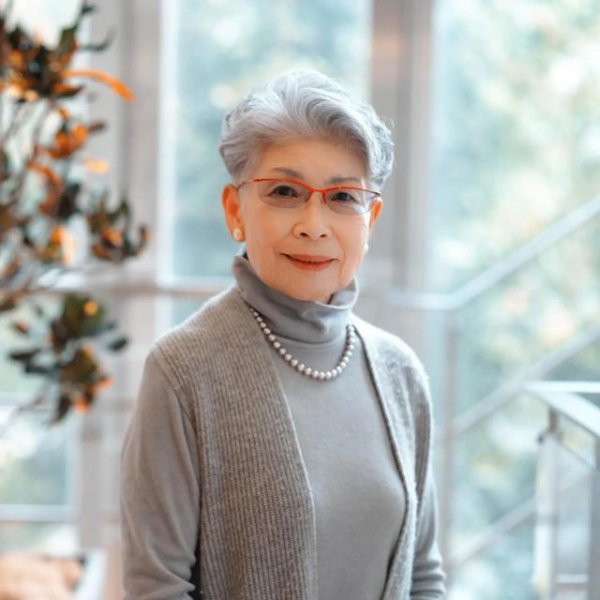 60岁满头白发染发漂亮吗