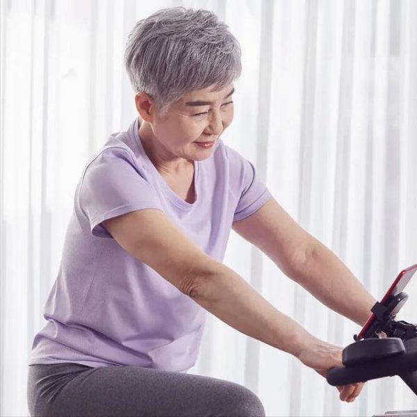 60岁满头白发染发漂亮吗