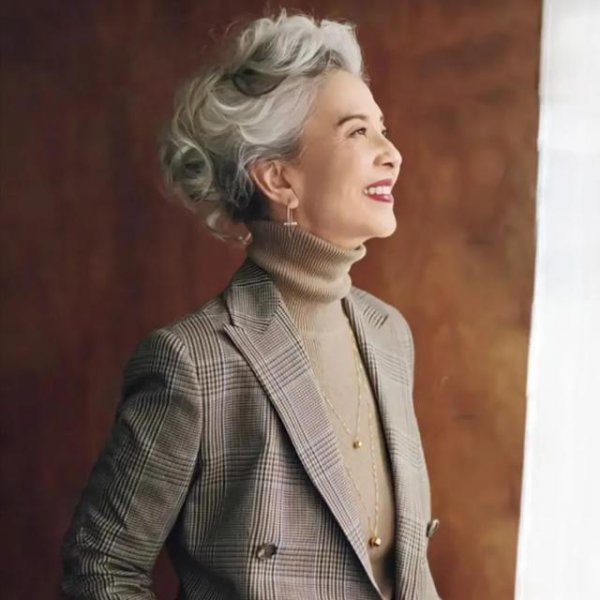 60岁满头白发染发漂亮吗