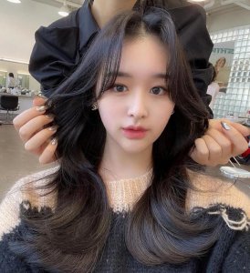 染头发黑茶色和蓝黑色哪个更好看 头发挑染什么颜色好看