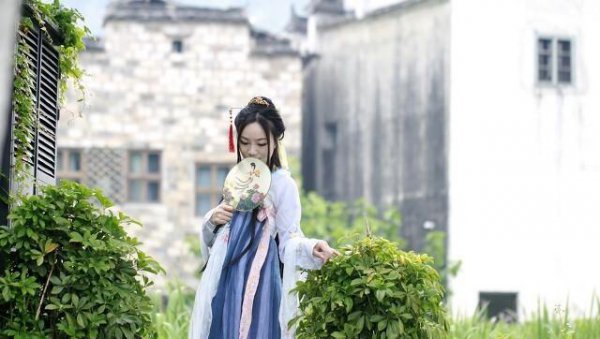 古人的衣服拖在地上不怕脏吗