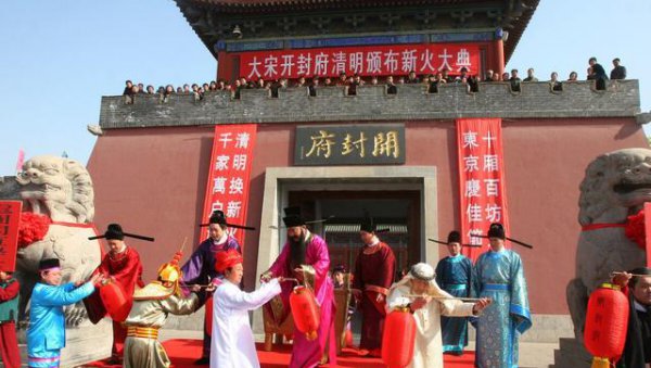 古人的衣服拖在地上不怕脏吗