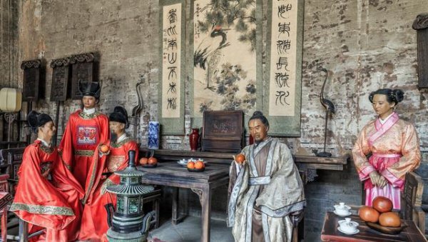 古人的衣服拖在地上不怕脏吗