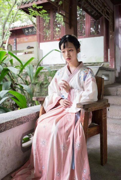 古人的衣服拖在地上不怕脏吗