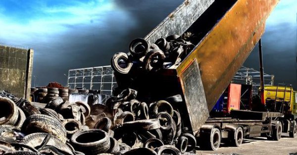 美国修路时为什么要把轮胎埋进去