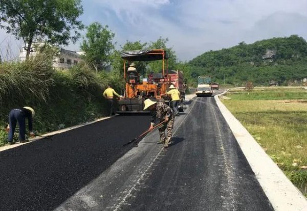 美国修路时为什么要把轮胎埋进去