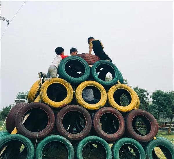 美国修路时为什么要把轮胎埋进去