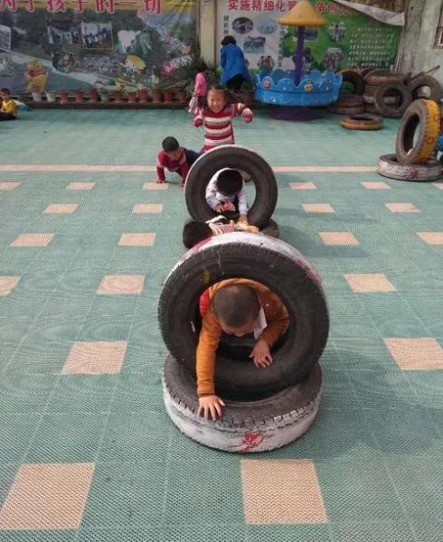 美国修路时为什么要把轮胎埋进去