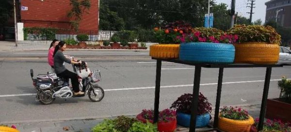 美国修路时为什么要把轮胎埋进去