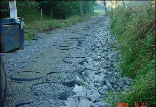 美国修路时为什么要把轮胎埋进去