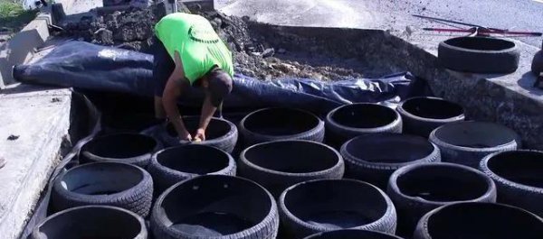 美国修路时为什么要把轮胎埋进去