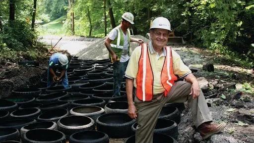 美国修路时为什么要把轮胎埋进去