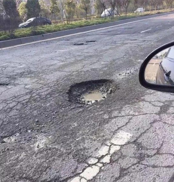 美国修路时为什么要把轮胎埋进去