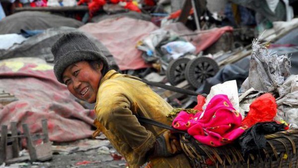 扔旧衣服鞋子需要剪坏吗