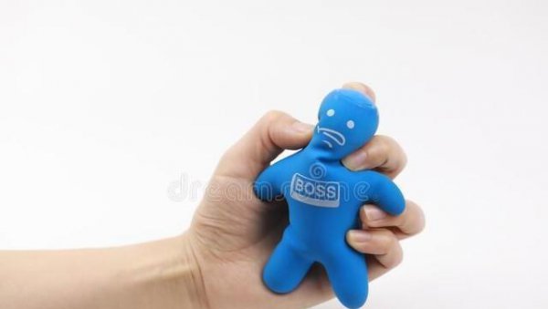 扔旧衣服鞋子需要剪坏吗