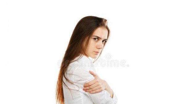 扔旧衣服鞋子需要剪坏吗