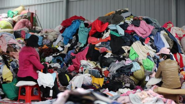 扔旧衣服鞋子需要剪坏吗