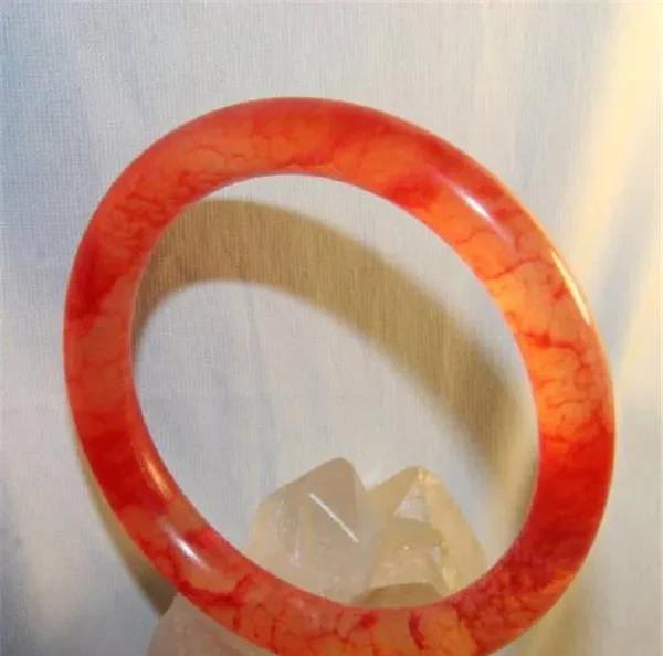 把玉石放在活羊腿里面再取出来