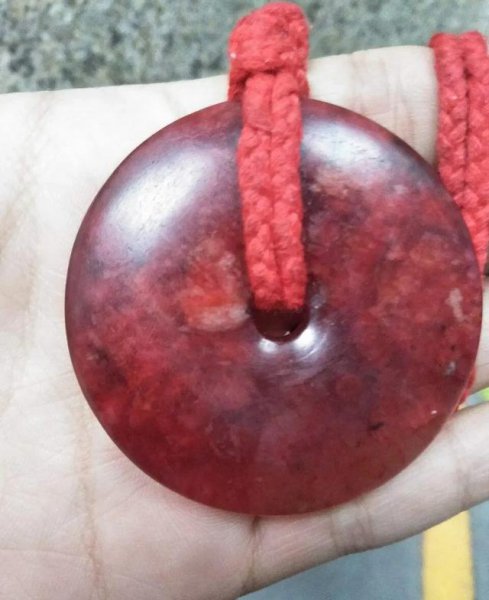 把玉石放在活羊腿里面再取出来