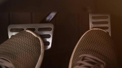 猛加油和慢起步哪个更伤车 猛起步对车有什么影响