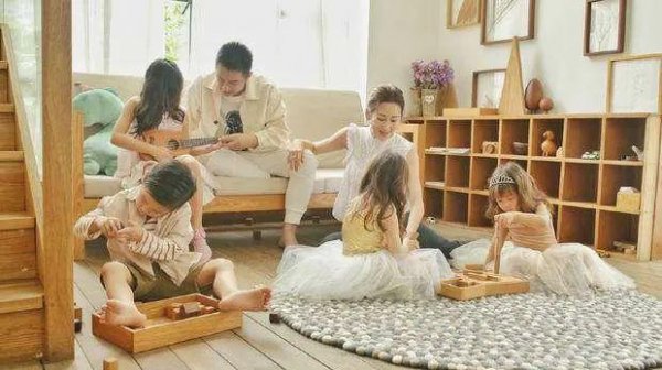 在外面很开心在家里很抑郁